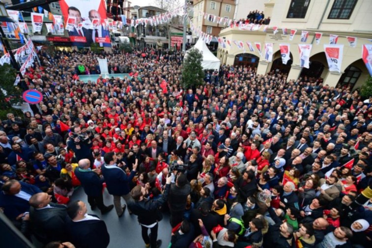 İmamoğlu ve Akgün Tepecik meydanında halkla buluştu…       İmamoğlu: Gölün ortasına da bina dikerler!