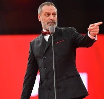 OZAN GÜVEN SERENAY’LA BORNOZLU FOTOĞRAFINI PAYLAŞTI
