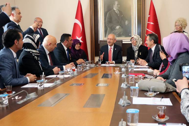 Şehit aileleri, CHP lideri Kemal Kılıçdaroğlu’nu ziyaret etti
