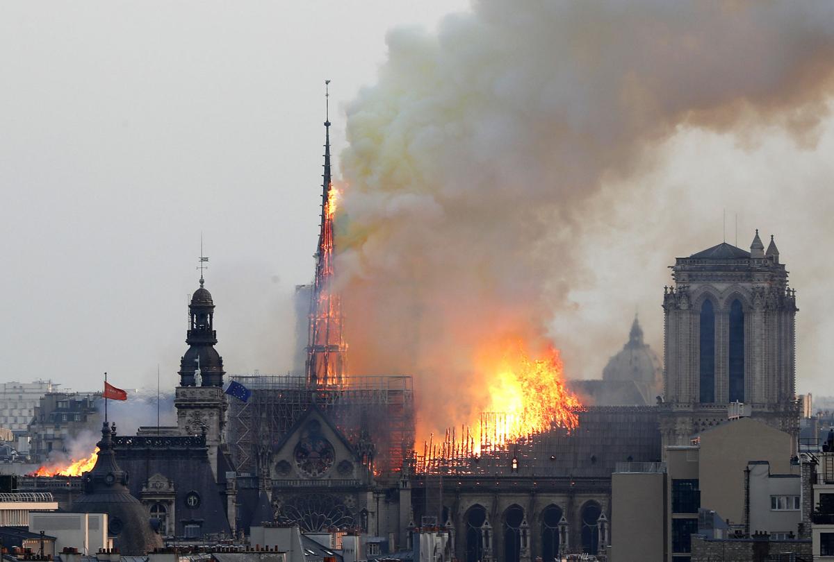 Paris’teki 850 yıllık Notre Dame Katedrali’nde yangın
