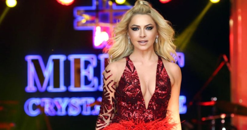 Hadise yatak pozuyla eleştirilere karşılık verdi