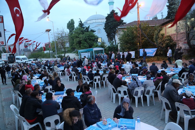 Karaağaç mahallesi sakinleri iftar sofrasının bereketini paylaştı