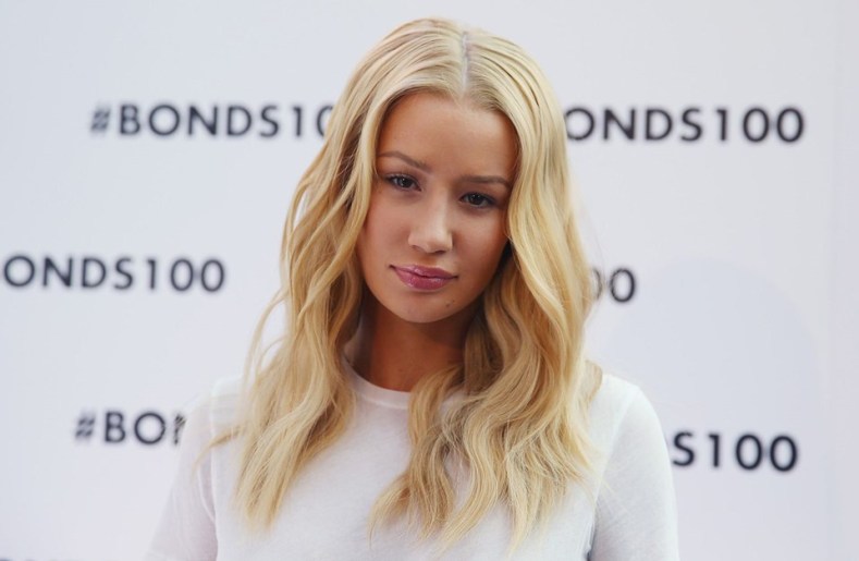 Iggy Azalea’nın başı çıplak fotoğraflarıyla dertte