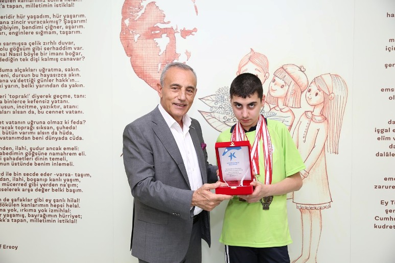 OTİZMLİ YUŞA ÇÖL, KÜÇÜKÇEKMECE’NİN GURURU OLDU