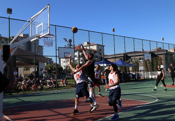 Büyükçekmece’de sokak basketbolu nefesleri kesti