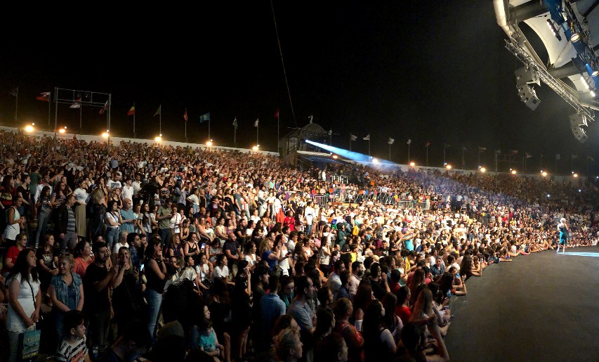 Simge Sağın, 25 bin kişiye konser verdi