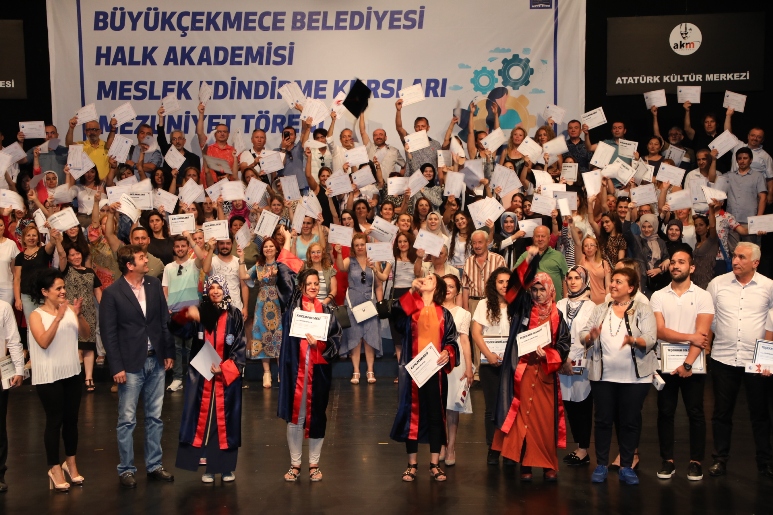 Büyükçekmece Belediyesi bu yılda binlerce kişiyi meslek sahibi yaptı