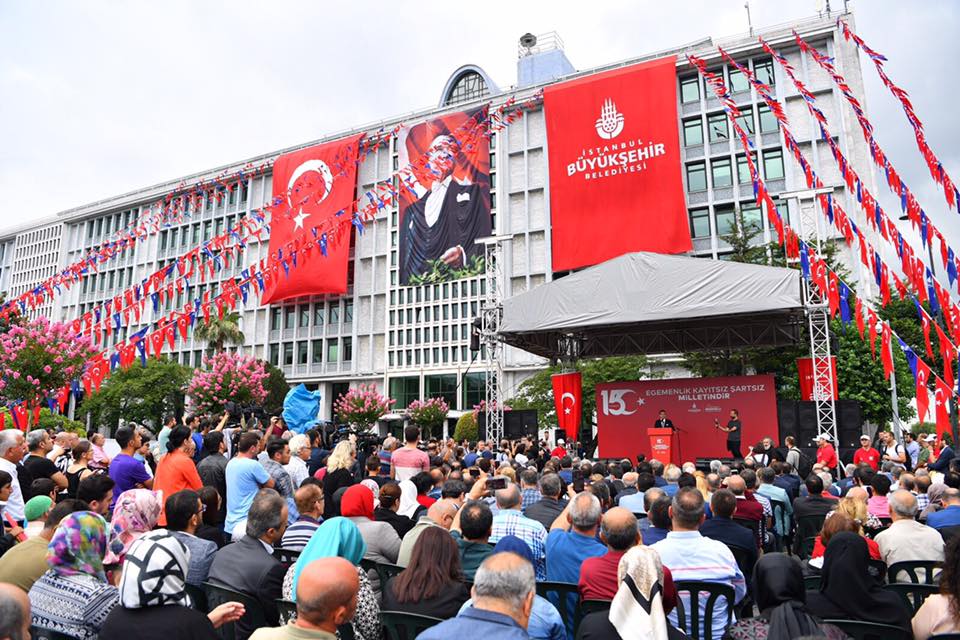İstanbul Büyükşehir Belediyesi binası önünde 15 Temmuz şehitleri anıldı