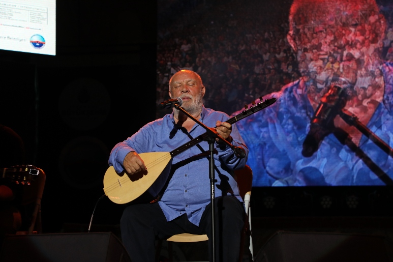 Musa Eroğlu, türkülerini onbinlerce hayranı ile birlikte söyledi