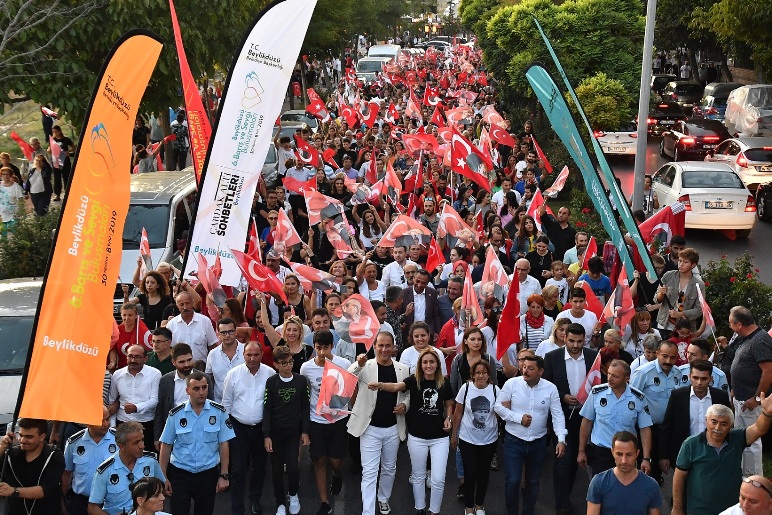 BEYLİKDÜZÜ ZAFER BAYRAMI’NDA “BARIŞ VE SEVGİ” İÇİN YÜRÜDÜ