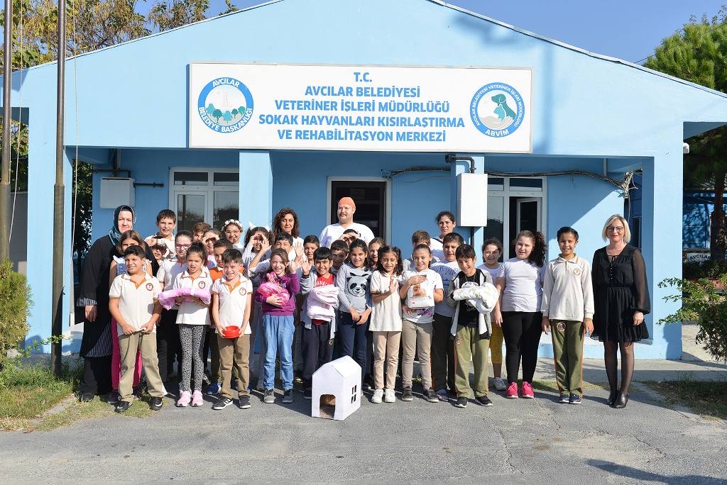 AVCILAR’DA HAYVANLARI KORUMA GÜNÜ ÇOCUKLARLA KUTLANDI