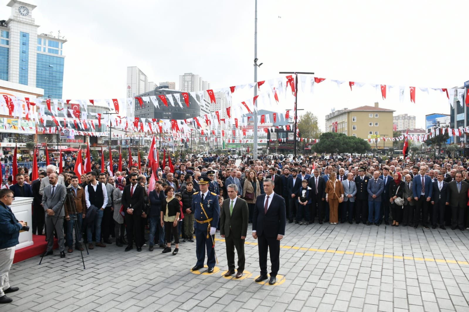 ESENYURT’TA ATATÜRK ANITI’NA CUMHURİYET BAYRAMI ÇELENGİ