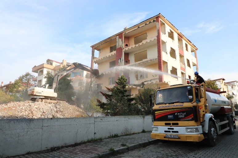 BÜYÜKÇEKMECE’DE RİSK TAŞIYAN 5 BİNA  YIKILDI