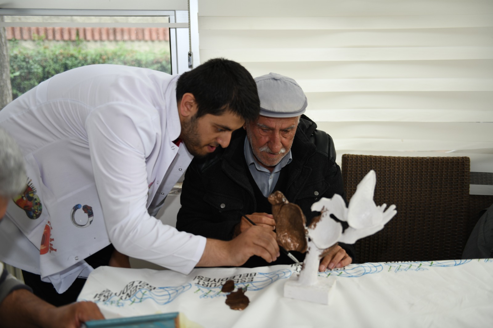 ESENYURT’UN ULU ÇINARLARI HEM ÜRETİYOR HEM DE KAZANIYOR