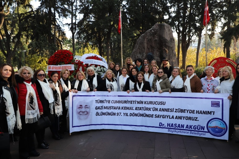 BÜYÜKÇEKMECELİ KADINLAR, ZÜBEYDE HANIM’I KABRİ BAŞINDA ANDI