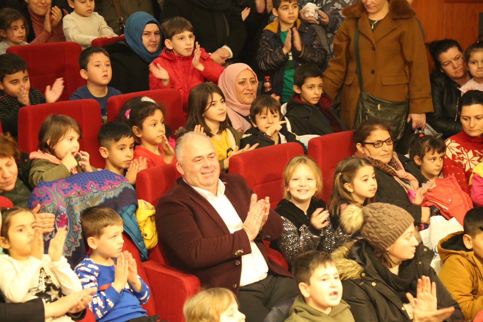 BAŞKAN ÜNER’İN ÇOCUKLARA ARMAĞANI – ÇATALCA’DA YARIYIL ŞENLİĞİNDE YÜZLERCE ÇOCUK NEŞE İÇİNDE EĞLENİYOR