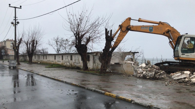 SELİMPAŞA SAHİLDEKİ METRUK YAPILAR YIKILDI