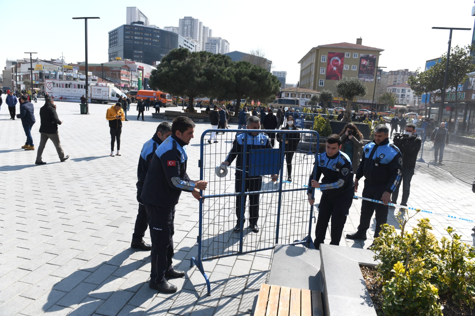 ESENYURT’TA MEYDANLARDA BULUNAN BANKLAR BARİYERLERLE KAPATILDI