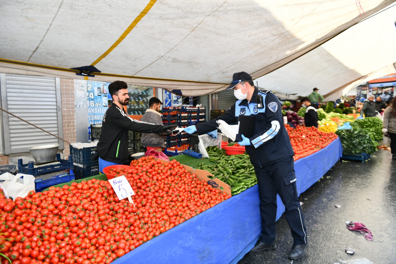 ESENYURT ZABITASI PAZAR YERLERİNDE DENETİMLERİNİ SÜRDÜRÜYOR