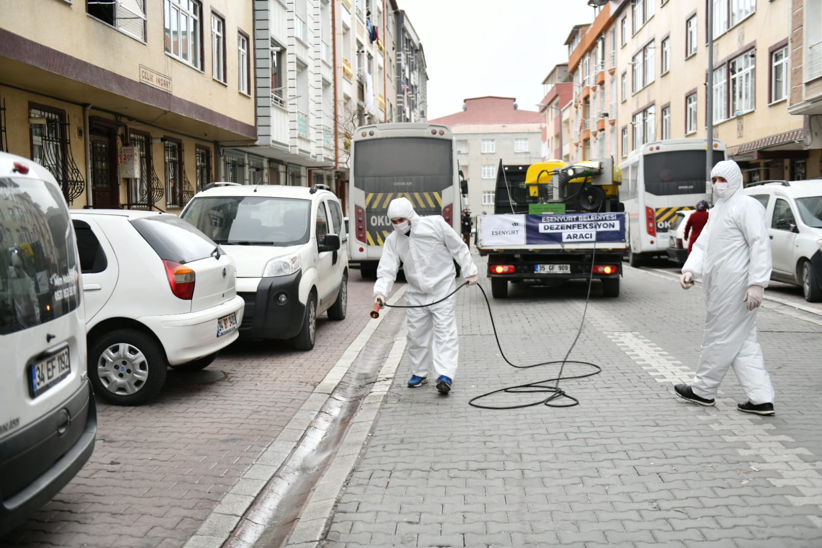 ESENYURT’TA CADDE VE SOKAKLAR KORONAVİRÜSE KARŞI İLAÇLANIYOR