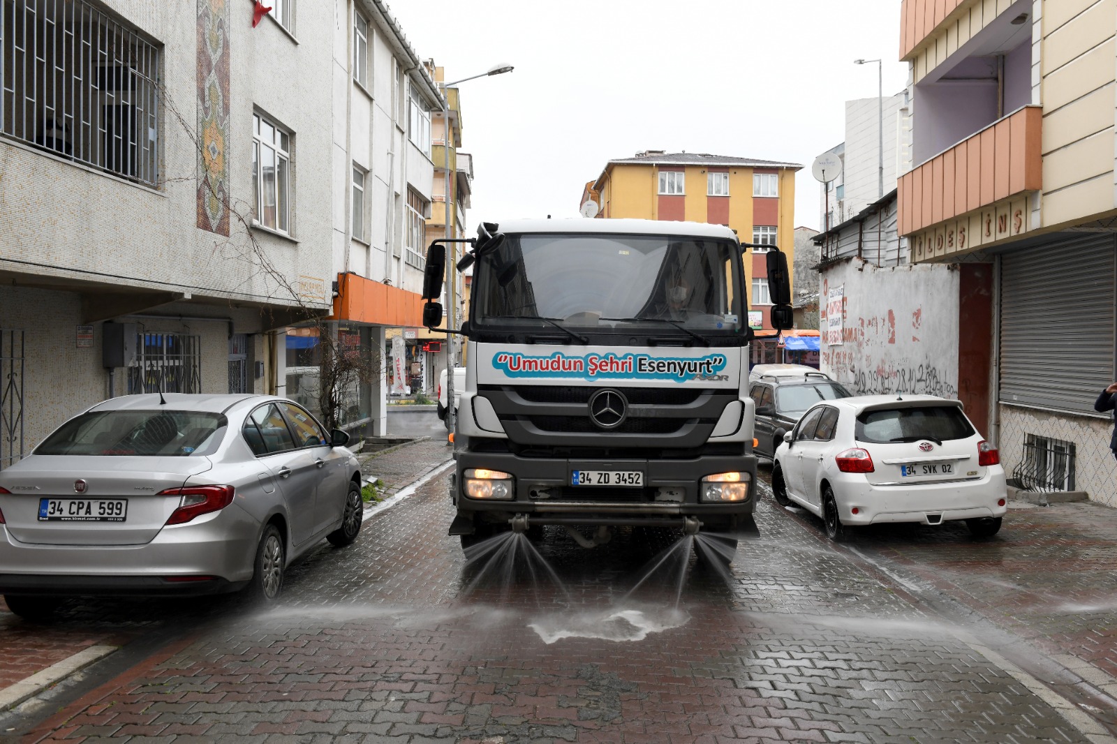 ESENYURT’TA CADDE VE SOKAKLAR KORONAVİRÜSE KARŞI YIKANIYOR