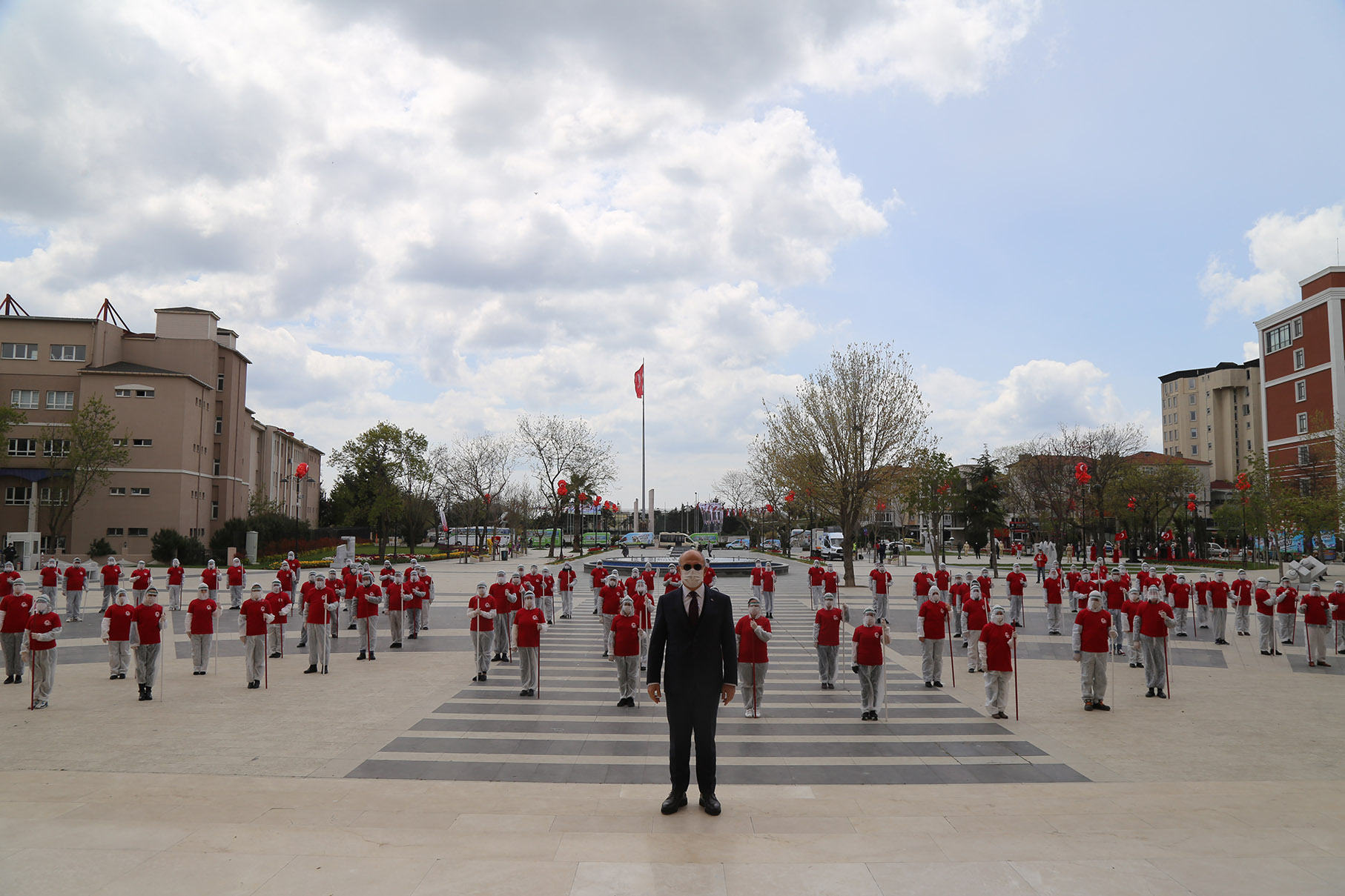 BÜYÜKÇEKMECE’DE CORONAVİRÜS 23 NİSAN KUTLAMASINA ENGEL OLAMADI