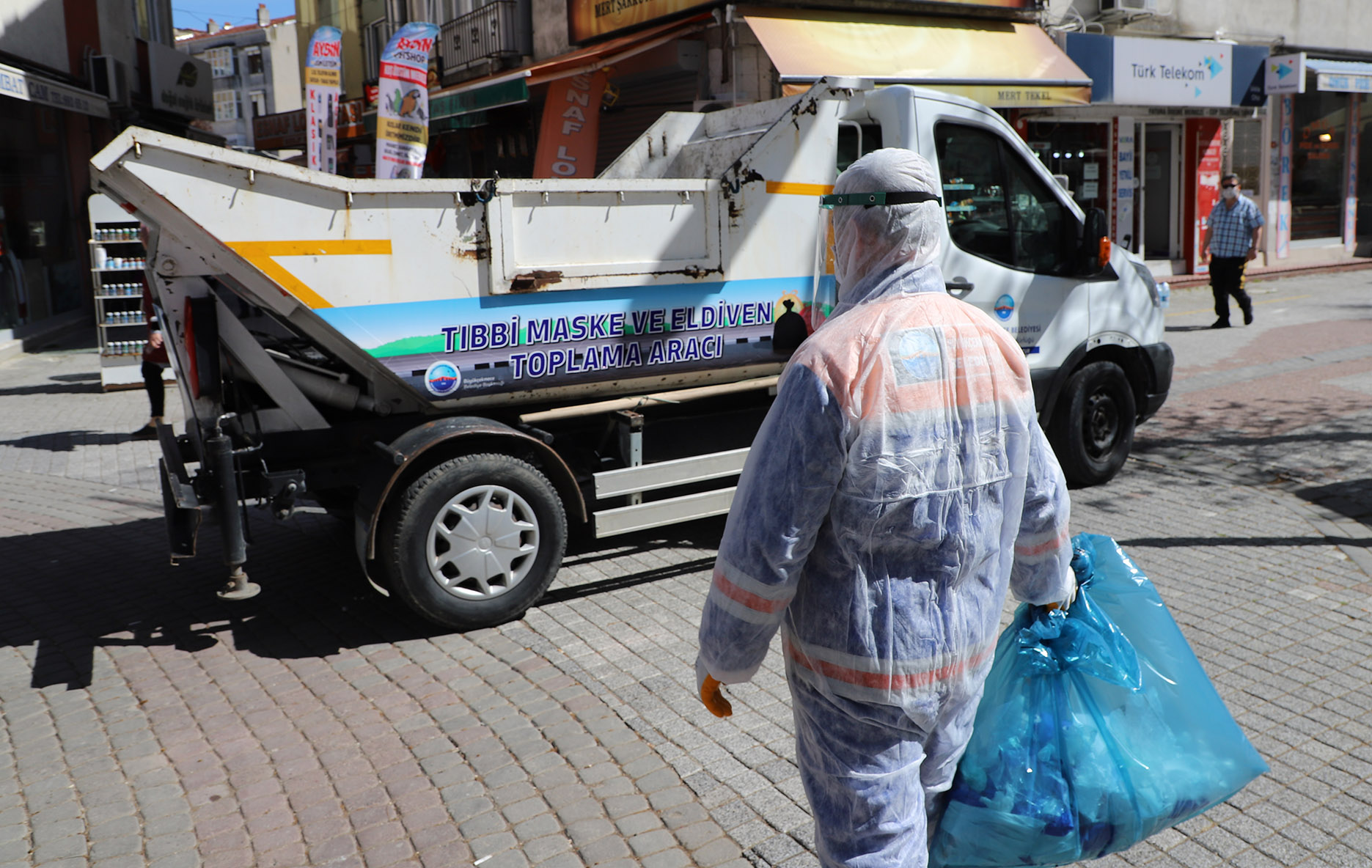 BÜYÜKÇEKMECE’DE MASKE VE ELDİVENLER BERTARAF EDİLİYOR