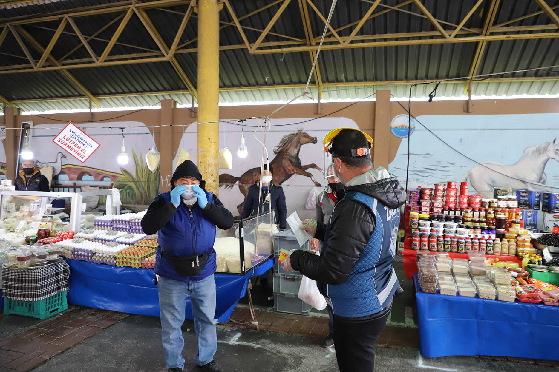 BÜYÜKÇEKMECE’DE RAMAZAN ÖNCESİ SEMT PAZARINDA CORONAVİRÜS TEDBİRLERİ