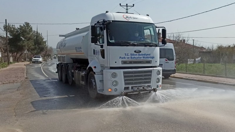 SİLİVRİ’DE TÜM CADDE VE MEYDANLAR DEZENFEKTANLI SU İLE YIKANIYOR