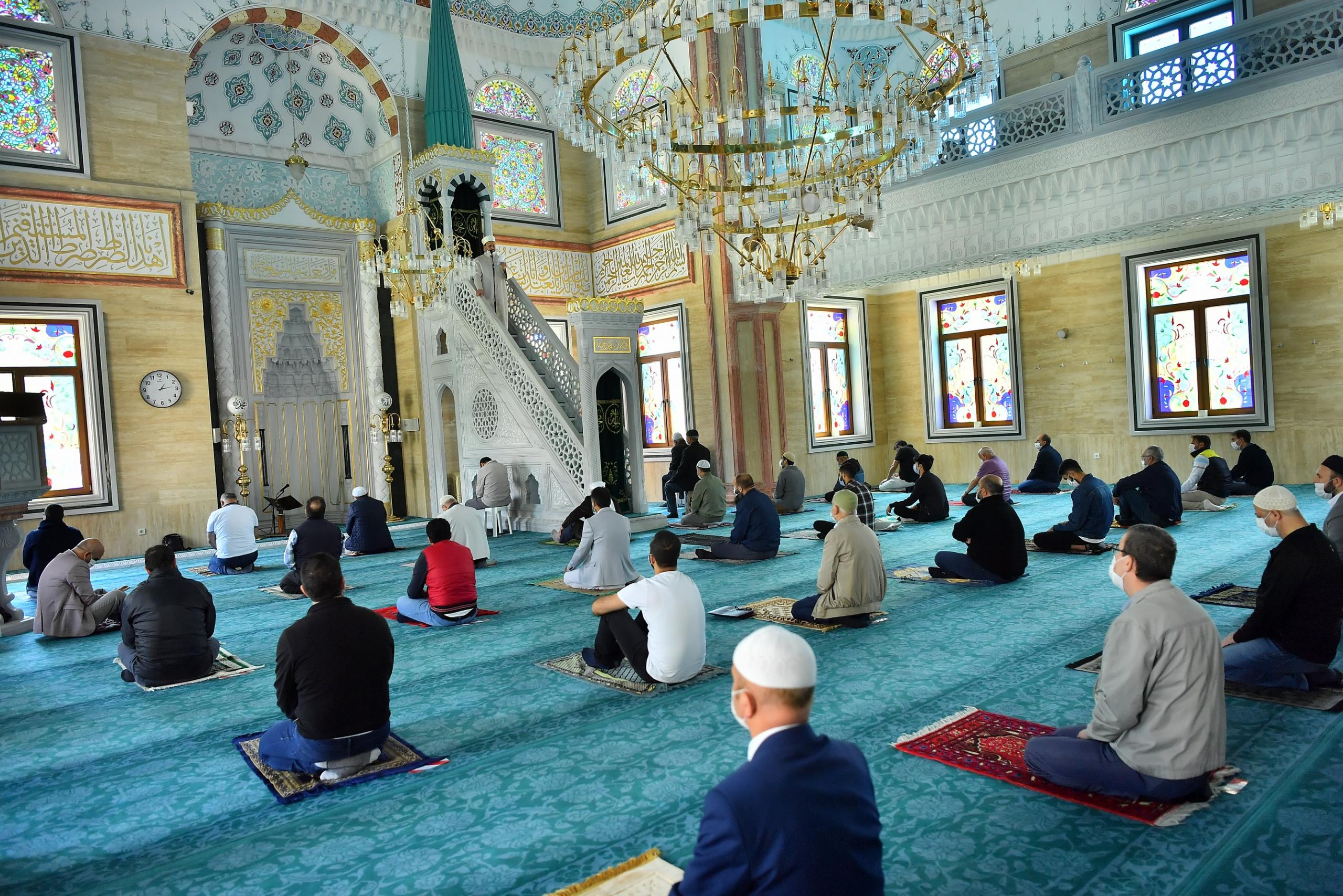 BEYLİKDÜZÜ’NDE CAMİLER YENİDEN İBADETE AÇILDI