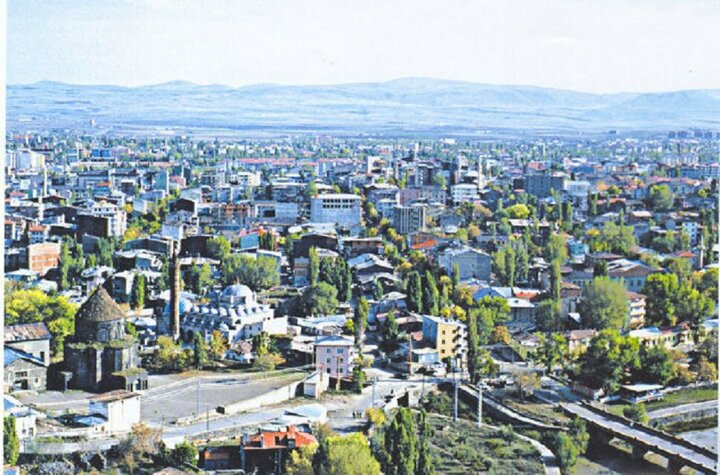 KARS’TA İYİLEŞEN HASTANIN YEMEK DAVETİ CORONAYI HORTLATTI