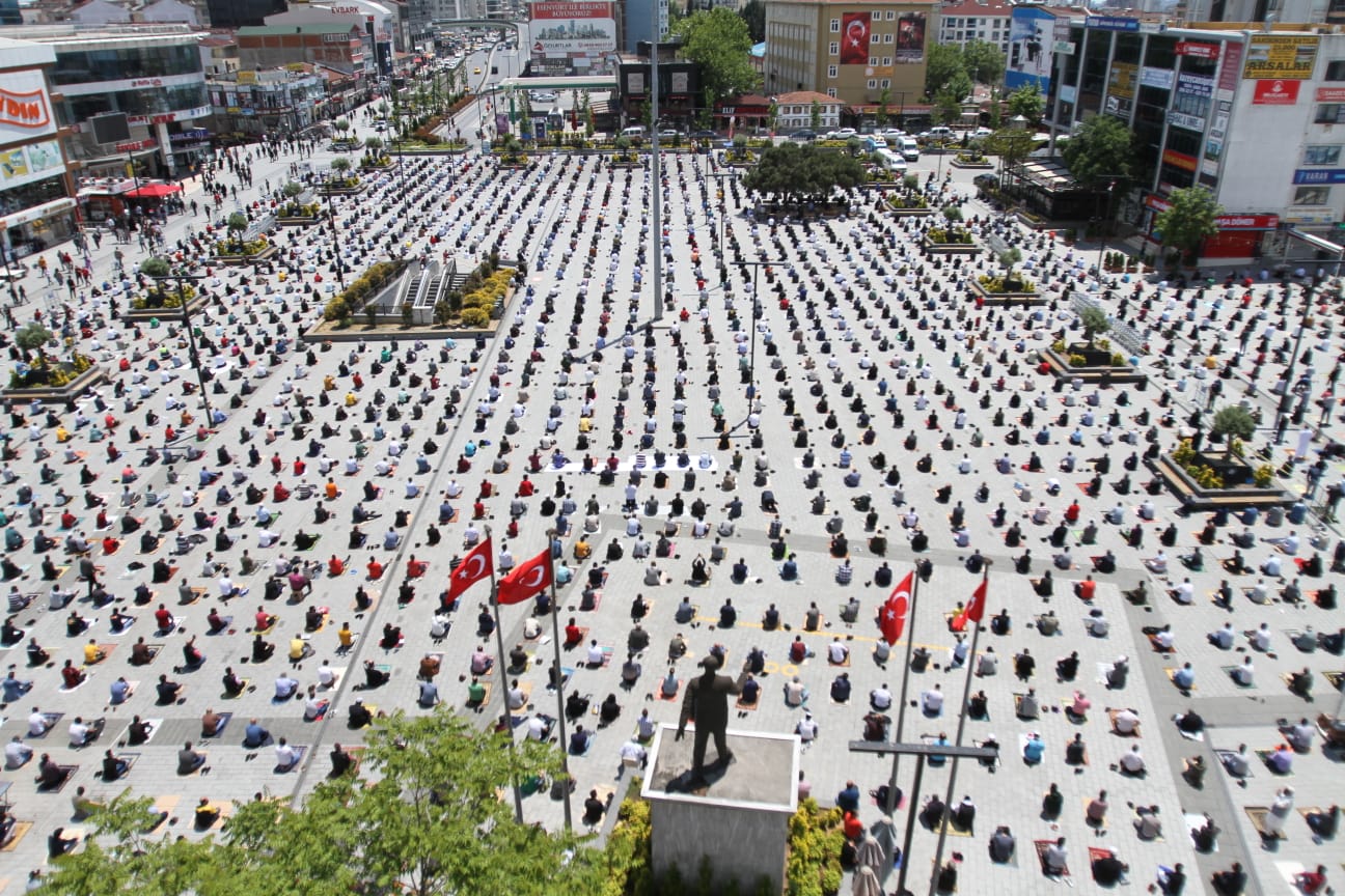 74 GÜN SONRA İLK CUMA NAMAZI ESENYURT MEYDANI’NDA KILINDI