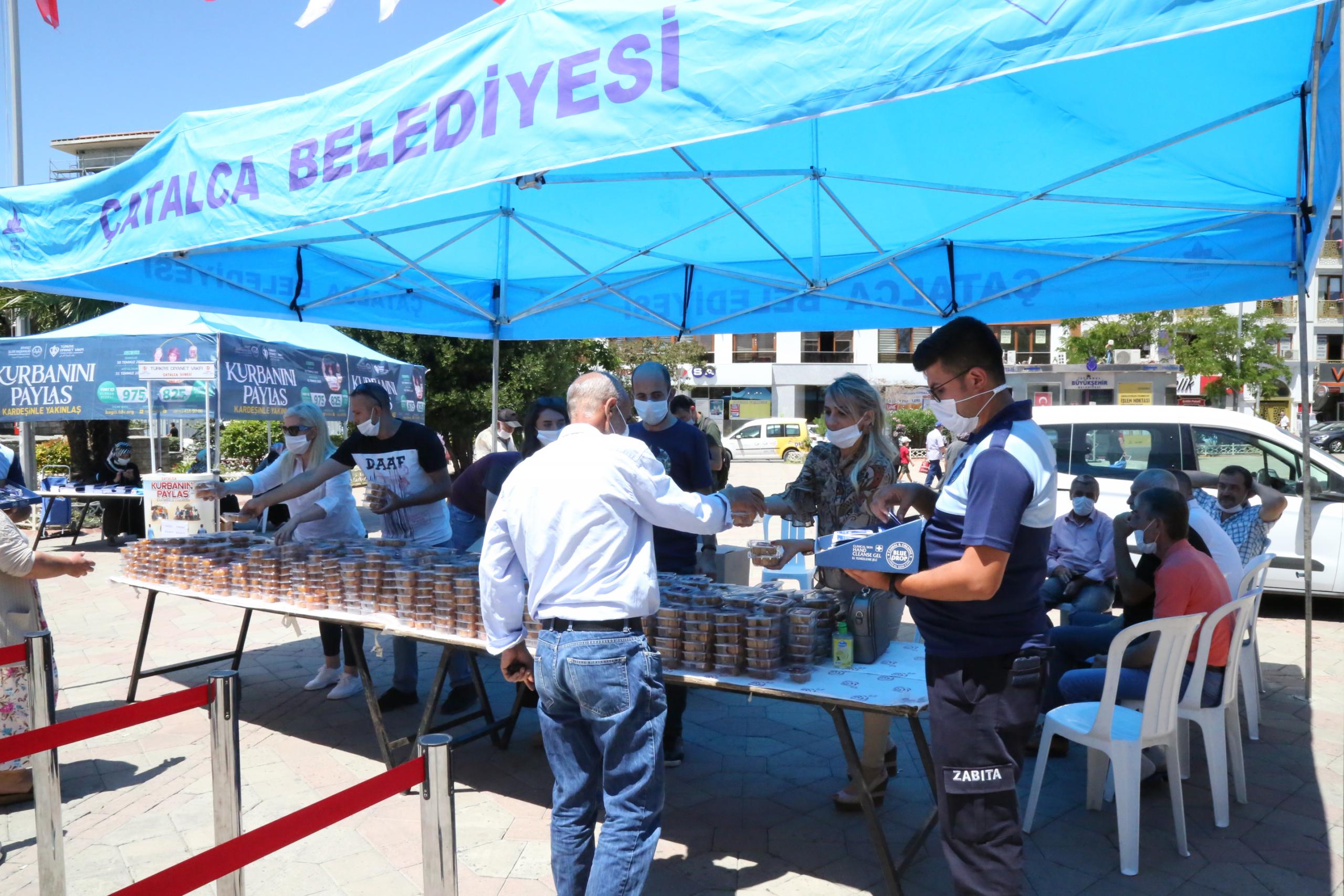 ŞEHİTLER İÇİN ÇATALCA CUMHURİYET MEYDANI’NDA VATANDAŞLARA LOKMA DAĞITILDI