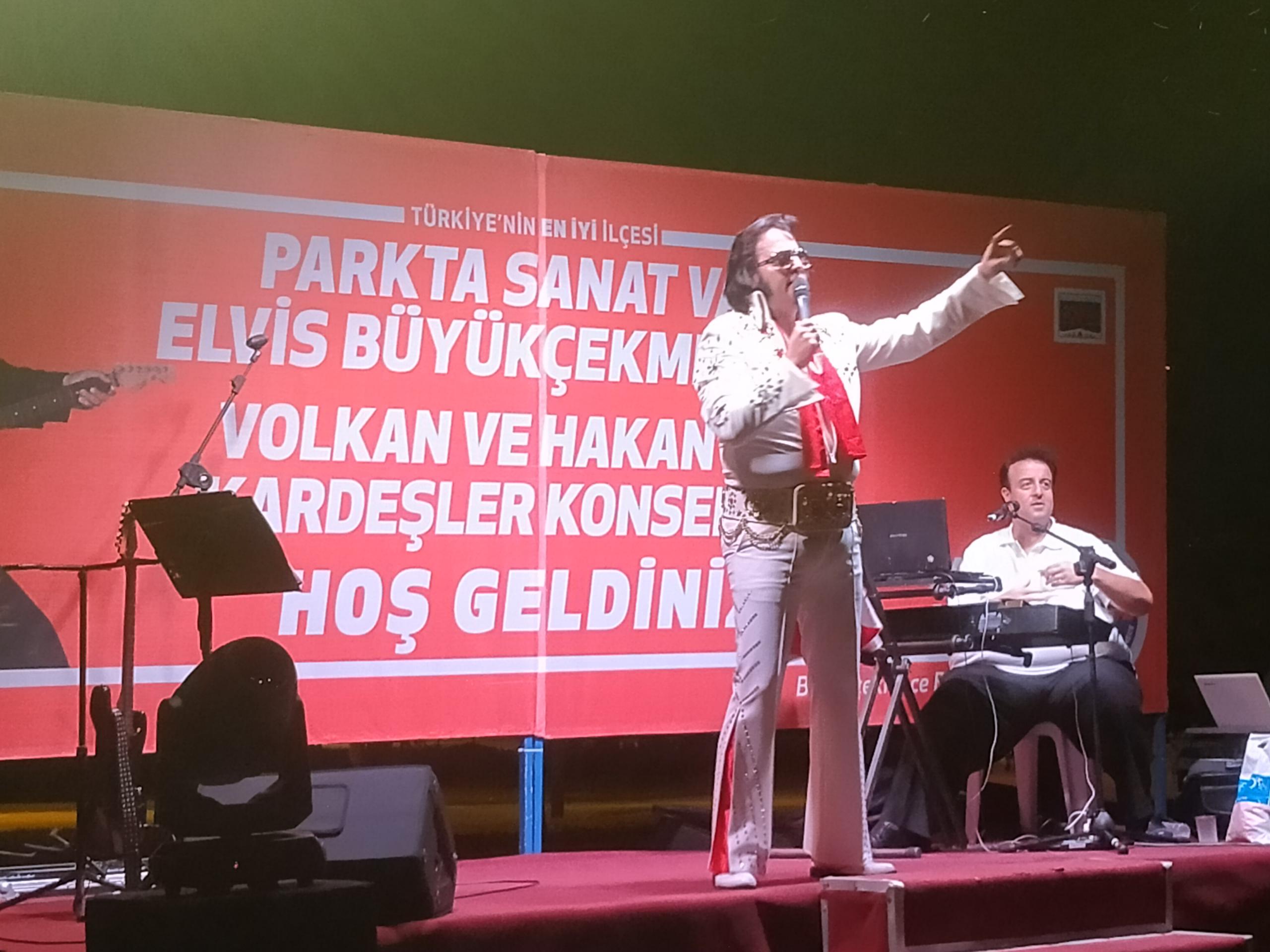 BÜYÜKÇEKMECELİLER ELVİS ŞARKILARIYLA UNUTULMAYACAK BİR GECE YAŞADI