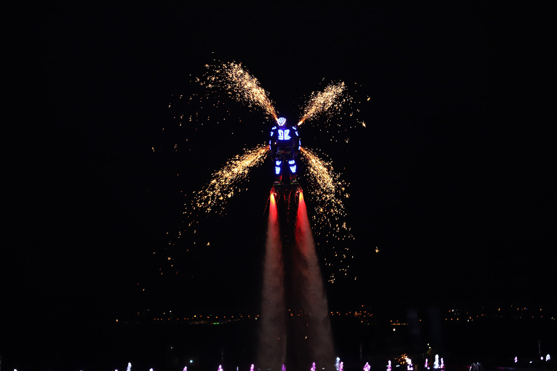 FLYBOARD GÖSTERİSİ YÜREKLERİ AĞIZA GETİRDİ