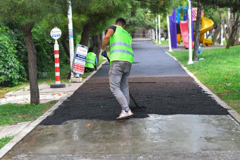 ESENYURT BELEDİYESİ PARKLARIN YÜRÜYÜŞ YOLLARINI YENİLİYOR