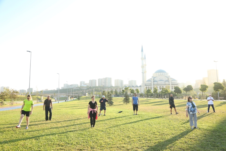 KÜÇÜKÇEKMECE’DE SABAH SPORLARI BAŞLADI: ERKEN KALKILDI…  NEFESLER AÇILDI… SPOR YAPILDI!