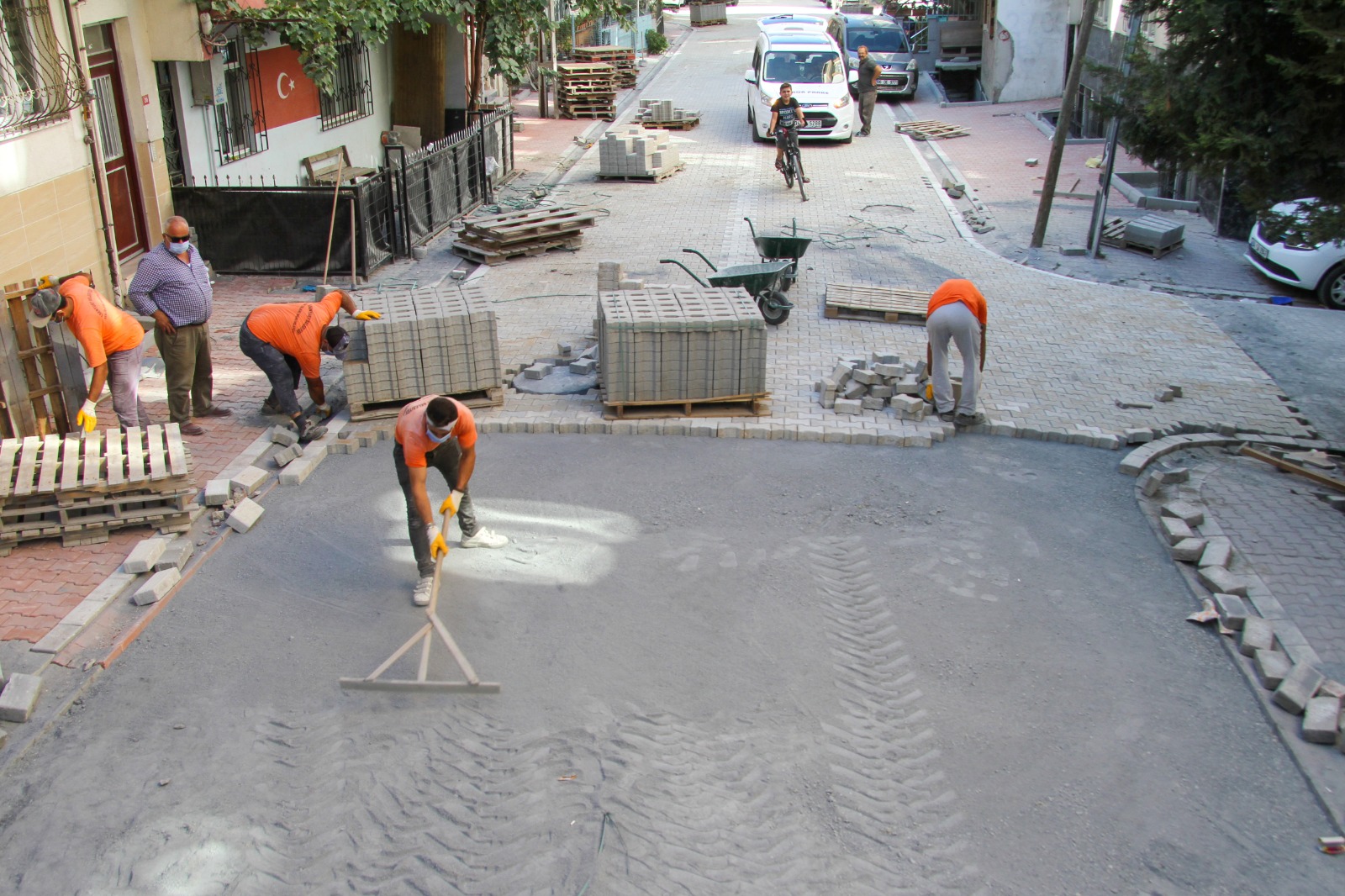 ESENYURT’TA CADDE VE SOKAKLAR YENİLENİYOR