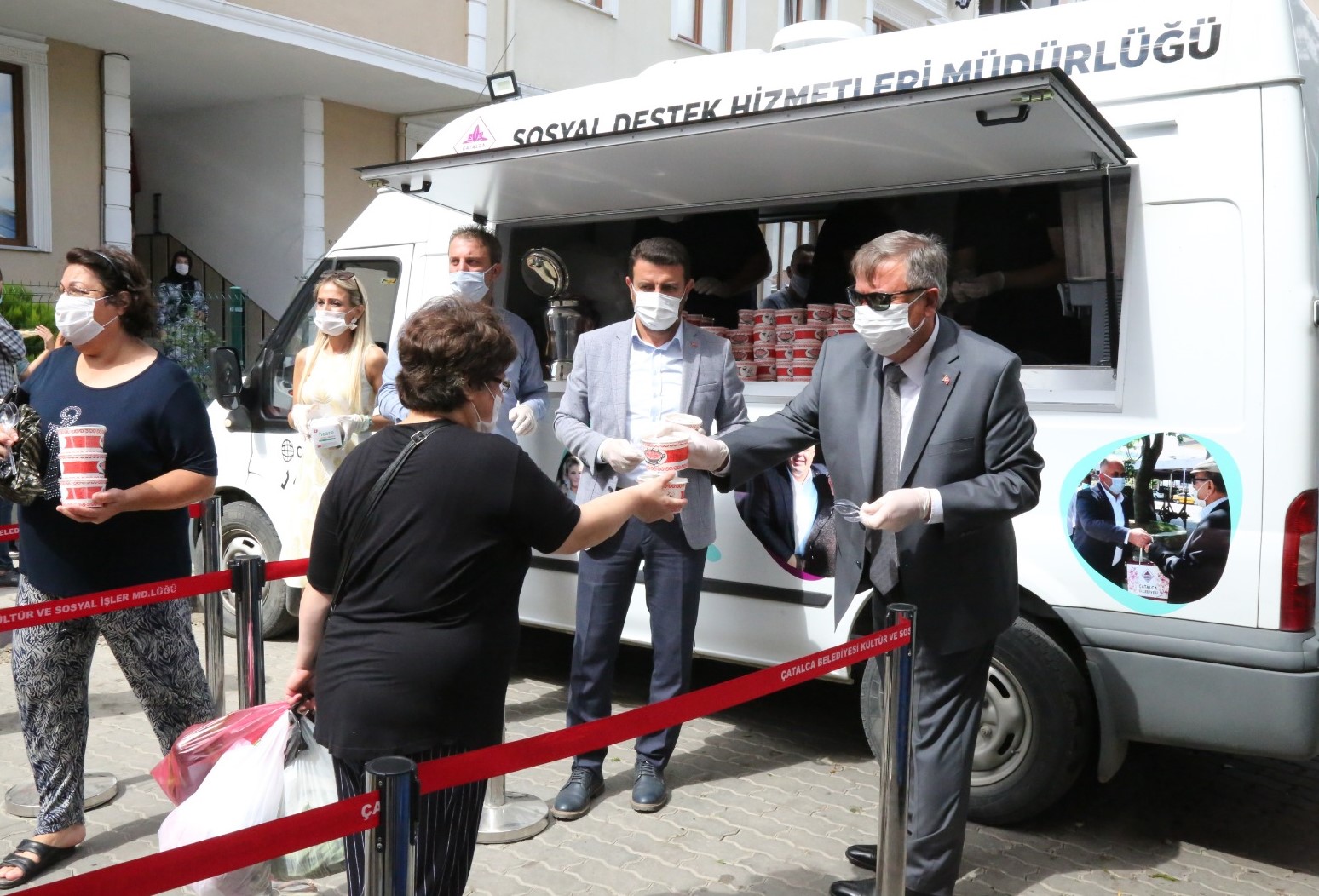 BAŞKAN MESUT ÜNER’DEN VATANDAŞLARA AŞURE İKRAMI