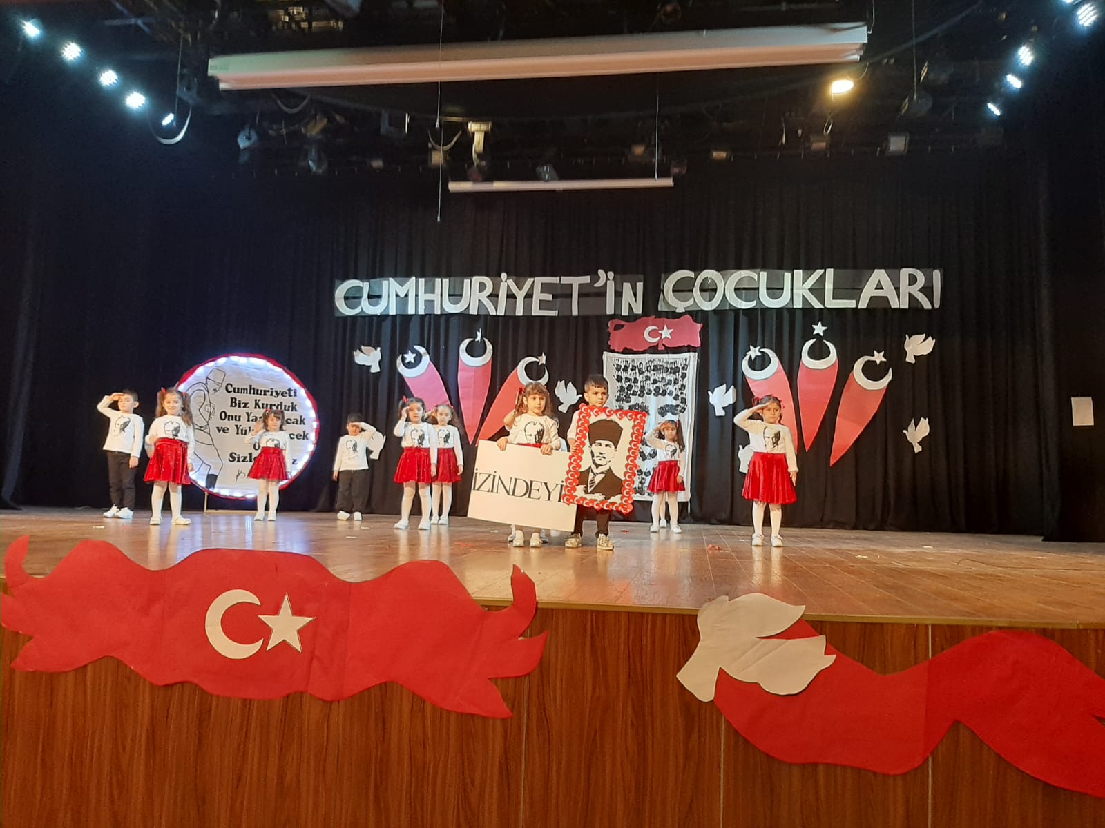 ESENYURTLU ÇOCUKLARDAN “CUMHURİYET’İN ÇOCUKLARI” GÖSTERİSİ