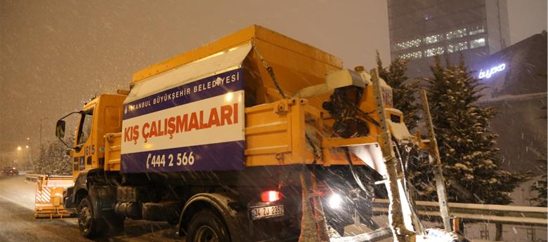 İBB, SABAH BASTIRAN KARDA YOLLARI AÇIK TUTMAK İÇİN YOĞUN ÇALIŞTI