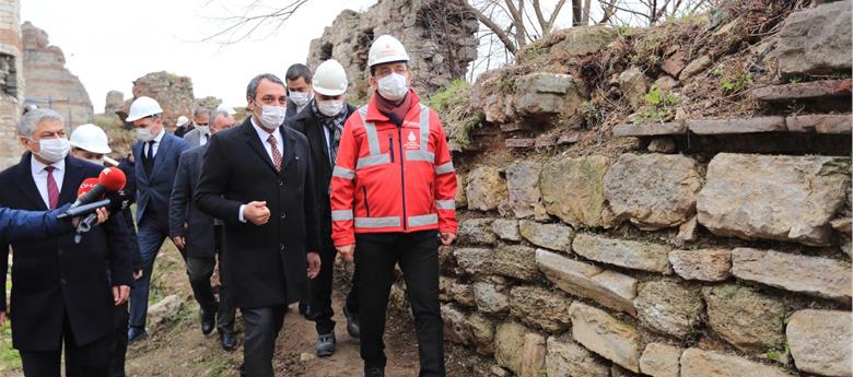 İMAMOĞLU YEDİKULE SURLARI ÖNÜNDE KONUŞTU: “25 YILDIR HİÇBİR DOKUNUŞTA BULUNULMAMIŞ”