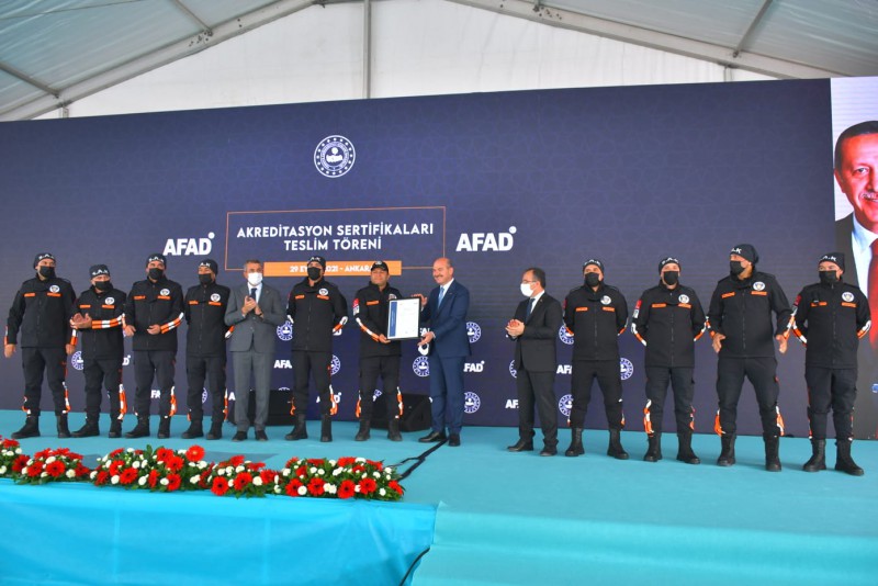 SAK EKİBİ AFAD AKREDİTASYON BELGESİNİ BAKAN SOYLU’DAN ALDI