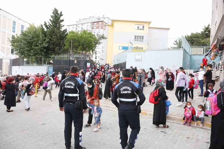 KÜÇÜKÇEKMECE ZABITASI, ÖĞRENCİLERİN GÜVENLİĞİ İÇİN GÖREV BAŞINDA