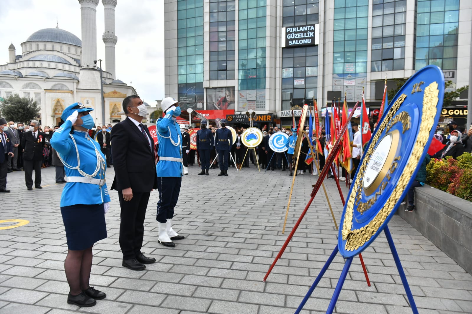 ESENYURT’TA 29 EKİM CUMHURİYET BAYRAMI ÇELENK SUNMA TÖRENİ DÜZENLENDİ