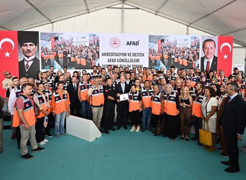 SİLİVRİLİ 19 AFAD GÖNÜLLÜSÜ KİMLİKLERİNİ BAKAN SOYLU’DAN ALDI