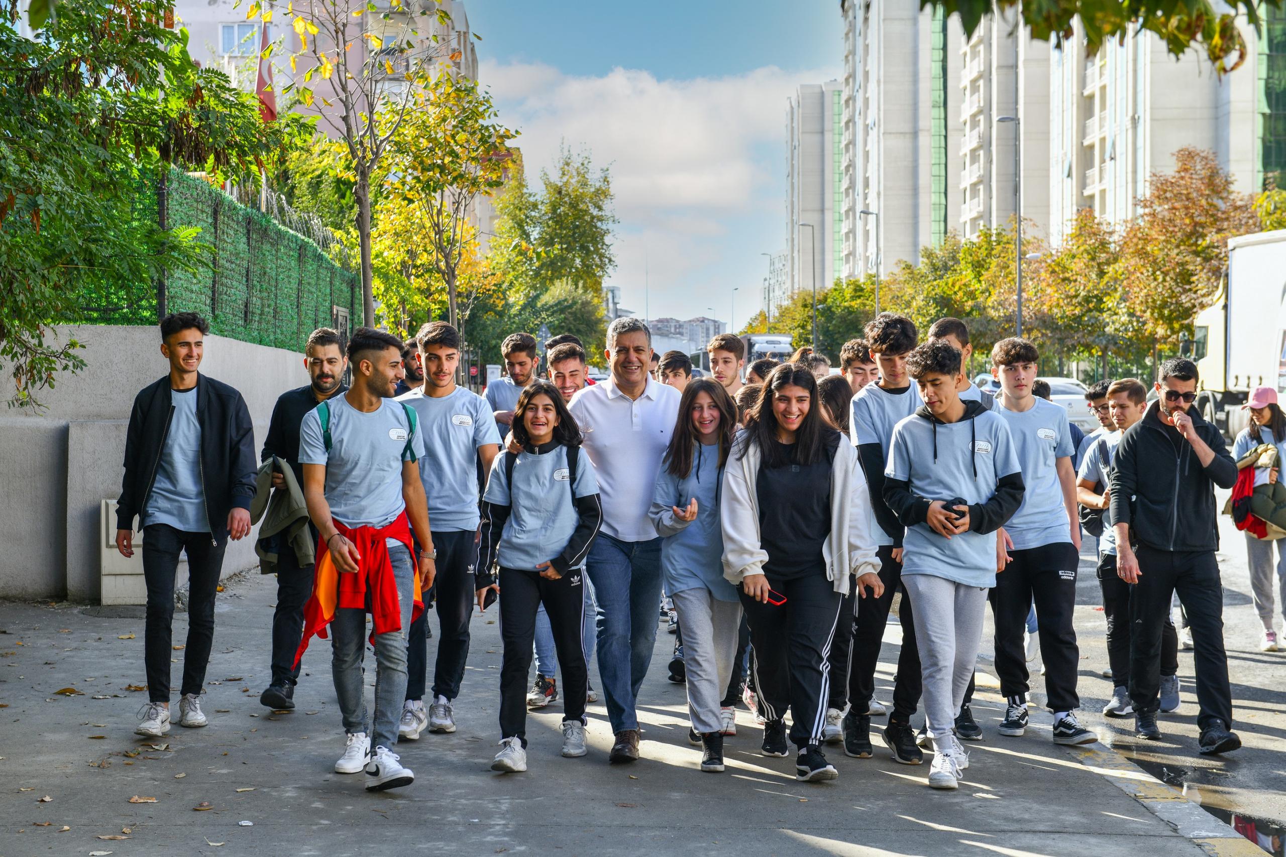 BAŞKAN BOZKURT’TAN GENÇLERLE FARKINDALIK YÜRÜYÜŞÜ