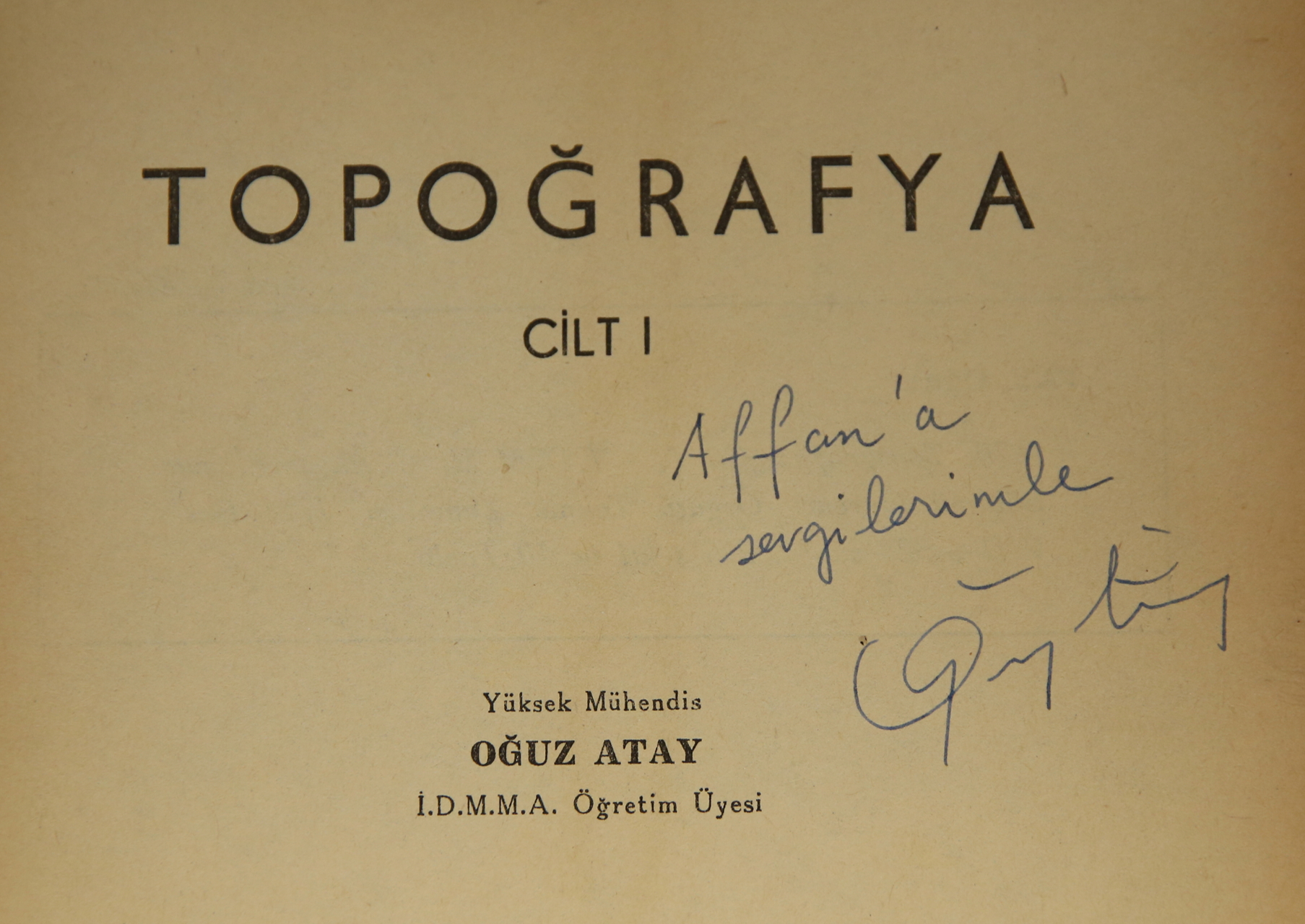 TOPOĞRAFYA’DAN TUTUNAMAYANLAR’A… OĞUZ ATAY’IN İMZALI, İLK BASKI KİTAPLARI KÜÇÜKÇEKMECE’DE SERGİLENİYOR