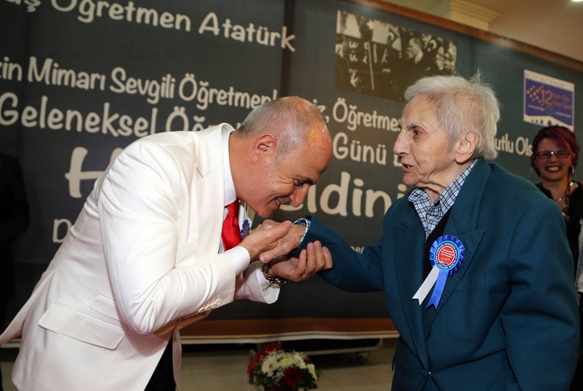 BAŞKAN AKGÜN: “TOPLUMLAR ÖĞRETMENLERİN SAYESİNDE AYDINLANABİLİR”