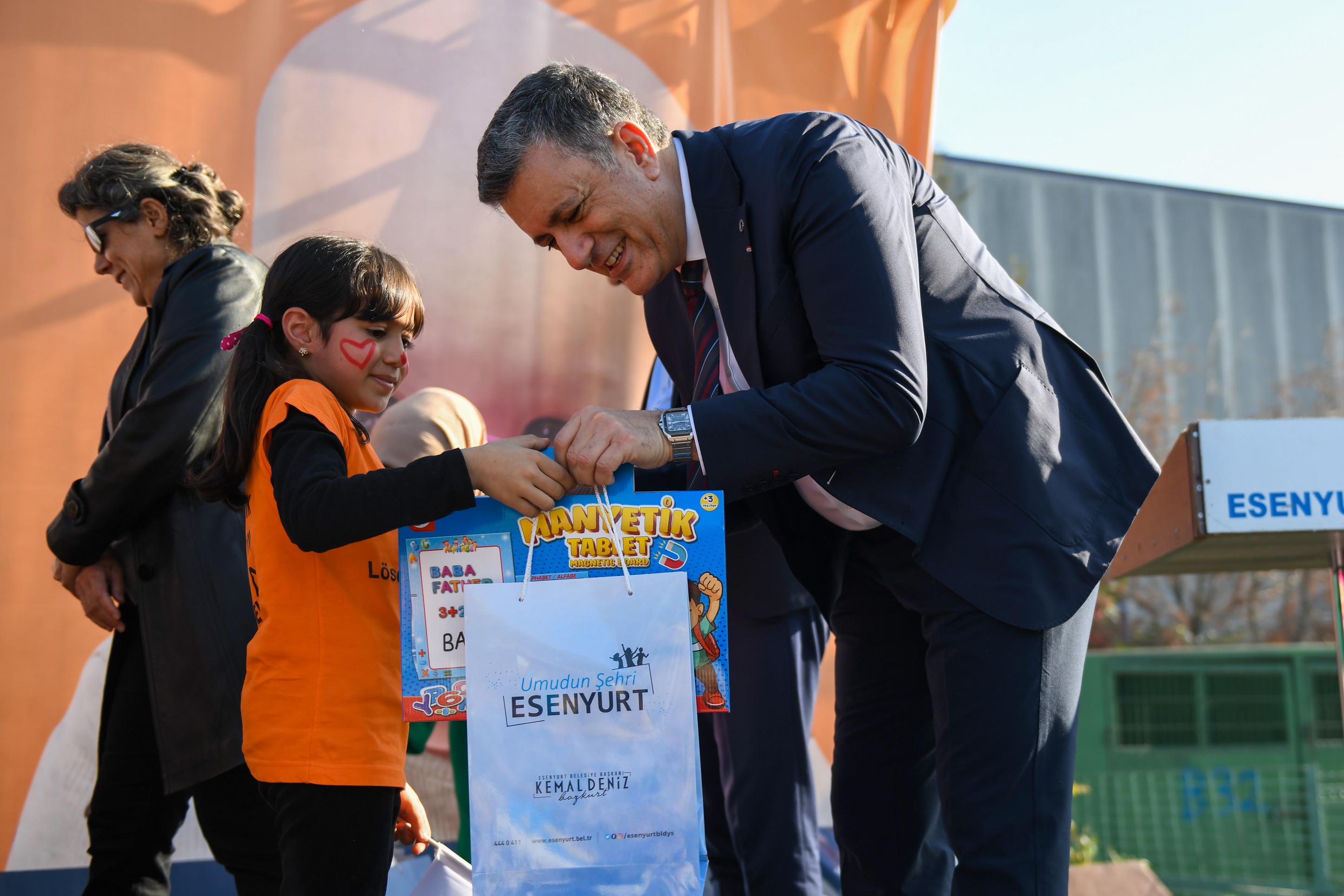 BAŞKAN BOZKURT: GÖZLERİNİZİN PARLADIĞI GÜN, BİZİM DE YÜREĞİMİZ IŞILDAYACAK.